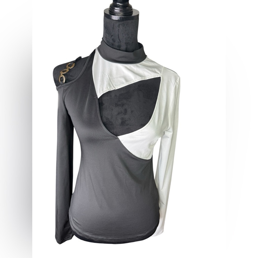 Chic Monochrome Cut-Out Blouse - Picture 2 of 8